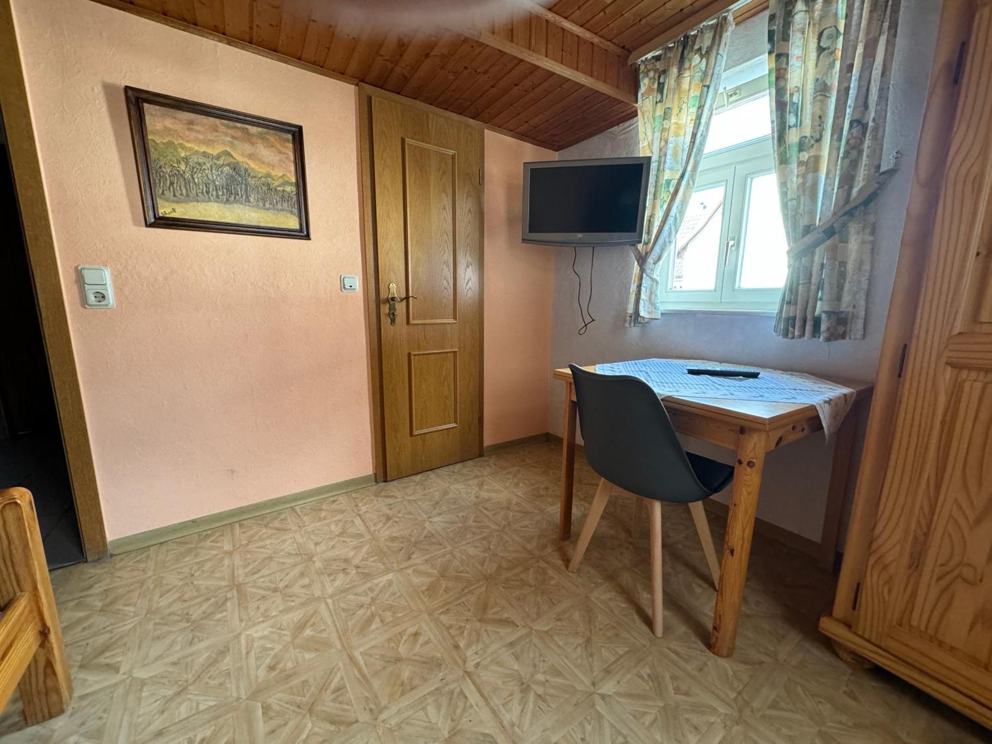 Zur Goldenen Krone Pension Stadtallendorf Esterno foto